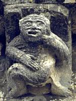 Saint-Fort-sur-Gironde - Eglise - Etage superieur de la Facade, Etre mi-singe, mi-homme